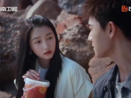 《耀眼》定档0527🌊💞 序章📝重启🔛版预告▶️ 【海岛放映机】#耀眼序章重启版预告
#耀眼定档0527 前行的路上总会遇见不一样的风景与际遇,有人携手相伴🤝,便拥有一往无前的勇气,带着我们奔赴更耀眼的远方!🌊🐚☁️
《 @电视剧耀眼(0527👀☀️💌💪🏻 》@湖南卫视 📺 &@芒果TV 🥭 双平台独播,5月27日12:00起,芒果TV会员连更不断档,SVIP每日抢先看1集;湖南卫视金鹰独播剧场敬请期待!
导演:祝东宁
编剧:刘飞
领衔主演:@关晓彤 #关晓彤晴也
@李昀锐Lin #李昀锐邢武
特邀主演:@高露LuLu (饰演 李岚芳)
@鲍起静
特别出演:@毛俊杰 (饰演 金善喜)
@YAOCHEN_姚琛 (饰演 叶英健)
@姚景元 (饰演 犬牙)
@夏德俊 (饰演 晴鸿志)
友情出演:@刘天佐
@晏紫东dongdongdong (饰演 曹平)
@曾可妮(6.6北京见面会 (饰演 舒寒)
@小么哥
主演:@边边边天扬 (饰演 郝成功)
@王佳璇 (饰演 孟睿航)
@王翰闻 (饰演 胖虎)
@高秋梓本人 (饰演 史敏)
@姜来 (饰演 曹凡)
@肖沅希
@刘亭希 (饰演 李文卉)
@杨晓丹 (饰演 麻玉芬)
电视剧《耀眼》改编自晋江文学城小说《耀眼》原著:时玖远
#芒果TV 🥭预约 :http://t.cn/AXvlnolO;
微博🧣预约 :http://t.cn/A6DHhaDf; http://t.cn/AX6CnoXE
