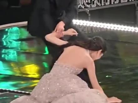 孟子义星光大赏摔倒摔出年度神图 高情商化解尴尬 #孟子义 #孟子义摔倒 #孟子义摔倒出神图 #热点 #舞台