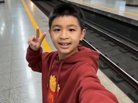 让自己的小孩做上薯条列车。#即梦AI #AI分身戏精大赛 #我的AI分身杀疯了 #即梦seedance2