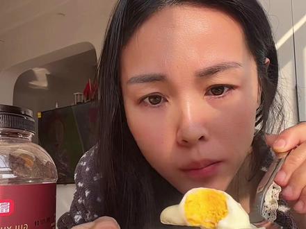 跟着蛋神煮荷包蛋,加了桂圆干和手工红糖,冬天喝一碗整天都暖暖的,秋冬天进补,女人要多爱自己哦。#鸡蛋的神仙吃法 #蛋神#vlog日常 #补气血 #煮鸡蛋