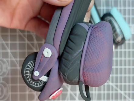 超轻粘土小摩托教程来喽~😜车座部分没录上,文字说明一下:捏一个储物箱和车座的形状叠在一起,在用一个大片压上纹理,包裹住车座部分,黏在相应部位就行了🥰#超轻粘土手工 #创意手工 #创作灵感 #手工diy