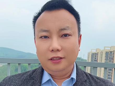 宅基地碰“红线”怎么应对 #三农 2025年开始,宅基地管理不再是“纸上谈兵”,对违规占用、滥用宅基地的整治,是一天比一天严。常见的处理方式有三种:强制收回、按年征收使用费(每年每平方1元~10元)、补缴土地出让费并罚款。都哪些情况在处理范围呢?
超面积超高建房、建别墅
一户多宅
宅基地闲置两年以上
房屋坍塌两年以上(特别是全家落户到城里)
改变用途或违规使用:种菜、搞养殖、开小作坊
……都有点危险
有啥应对办法呢?参考一下:
分户对冲一户多宅
转让对冲一户多宅
房屋出租出租对冲一户多宅
主动申报,补缴超占费用
房屋及时维修或者申请暂缓维修
2025年~2027年是宅基地过度关键时间,尽量做到:确权办证、审批建房、宅基地不闲置。@DOU+上热门 @抖音创作小助手