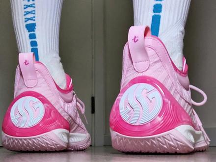 【布拉格方程】361禅7上脚初体验 【布拉格个人基础信息】
【身高】183㎝
【体重】77kg
【脚型数据】脚长265㎜脚宽99㎜偏瘦脚型,前掌不厚,肉不多。
【⚠️尺码建议】本人耐克普遍42.5(偶尔43),李宁普遍43,普遍选择内长270㎜或者275㎜的球鞋,禅7我选择42.5码比较合适,⚠️鞋楦偏宽,适合宽脚⚠️。对于我来说前掌贴合度差点意思。宽脚别错过❗️❗️
【位置打法】后卫,6突4投,技术流,爱变向,爱急停,脚步灵活。
【球鞋偏好】对于缓震,由于右脚后跟挫伤,对球鞋不追求极致贴地,但要求重心低的情况要有充足的缓震,尤其缓震要出色。
对包裹不追求超级紧致,贴合舒适均匀最好。
#哎呦喂你鞋真好看 #内容启发搜索 #好鞋推荐 #球鞋 #好穿又好搭