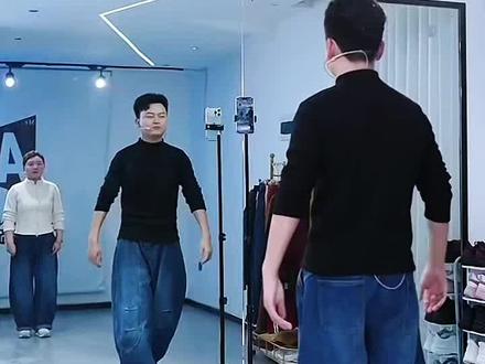 《受伤的是我》水兵舞版第一二组详细教学分解#广场舞教学