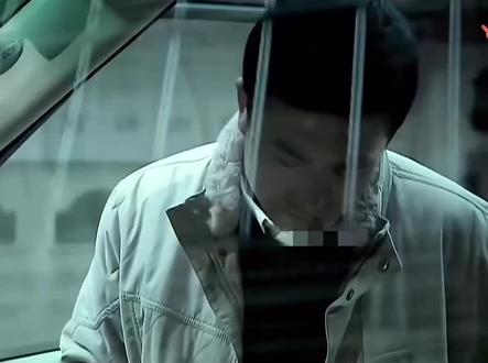 #蜗居电视剧 #蜗居观后感#宋思明海藻 ,11:30左右看完了这部剧,追了一天。还买了整部剧。观后感:什么感觉呢?宋思明,海藻,姜淼淼结局都不是很好。一开始感慨于宋思明和海藻的爱情,追了这部剧,甜蜜的时候也真的让人羡慕不已,忘了背后他的老婆。看到最后才知道,他有一个多么好的老婆,扶持他,勤勤恳恳,照顾女儿,照顾家庭。照顾双方的父母,小到双方父母过生日,大到人情往来,都是这位女人在操持。我觉得还是在演电视,这位妻子的面对小三的理智,我觉得不是正常人能够做到的。那份隐忍,知道后还对丈夫的付出,是我不能理解的。我想宋司明是自私的吧,可他又那么爱海藻,他对不起他的妻子,最后竟然拿妻子帮助他度过,卖了父母,弟弟的房子之后的钱,拿出来五百万给了海藻和他未来的未出生儿子。你其实不如放了你的妻子。你没有度过这个坎儿,在政治立场上还是做错了。若你坚定的选择海藻,和你妻子离婚,也许你的妻子后来不会愤怒到打掉了海藻的孩子。你得到了你想要的轰轰烈烈的爱情,你以为海藻的第一次是你的,其实不是。为了一个虚幻的第一次,为了你想要的爱情,理想中的白月光。你伤害了你的妻子。你得到了一些,也失去了一些。最后不能面对失去孩子和海藻摘除子宫的痛苦,自己说选择了懦弱的放开了方向盘。我是心疼你的。希望你的儿子能留在这个世界上吧。给你留下血脉,也全了你和海藻的爱情。可惜作者没有这么写。你也辉煌过,也热烈过,也王八蛋过,也负责过,也负过人,这就是你的命。他们说你有担当。是个好男人,我却觉得某种程度上吧,其他男人不一定能做到你的慷慨,大方,有责任感。成功。你得到的这些,是你父母,弟弟,妻子,妻子的爸爸给的,扶持的。是你心有不甘,成功之后又想要爱情。选择了心动。没有经得住诱惑,是你的选择吧。结局有点不好。祝福你,再见!可会翻过头来,姜淼𣶷,最不能理解的就是你,你已经付出那么多了,面对丈夫的背叛,你还一直付出。政治立场也和他一起站错了,注定结局不会很好。你对他的爱,让人感动,你毫无保留的爱可能是我做不到的吧。海藻,从你的出生家庭,你陷进去像是必然的。你得到了轰轰烈烈的爱情。但是破坏他人家庭,必然结局不会很好吧。还是羡慕宋毫无保留的爱你。这是一份幸运。你的结局不是很好,也算咎由自取吧。祝福你得到了自己想要的。祝福你们。再见!感恩🙏🙏🙏