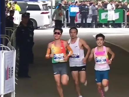 2025西安马拉松没有邀请外籍选手,男子前三最后冲刺前的激烈竞争#马拉松比赛 #西安马拉松