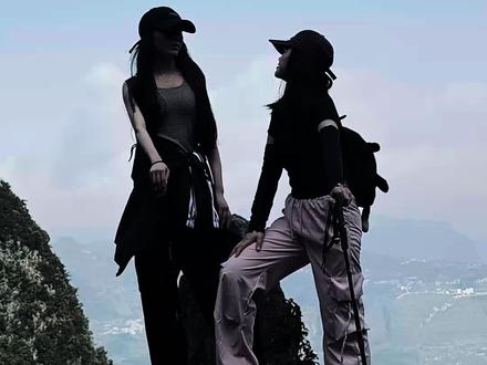 小小老王山~拿捏 山山而川,不过尔尔#青春没有售价登山不在话下 #去爬山吧爬不被定义的山 #老王山 #夜爬老王山 #最好的登山搭子