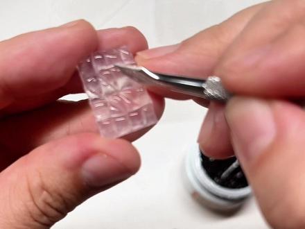 八种玻璃质感✨拼豆教程
拼豆进化出玻璃形态了
八种玻璃质感一次拥有!
美甲胶结合高透透明豆的新型玩法
超简单巨详细教程,附带进度条
拼豆肌理的秘诀就是高温烫在有肌理的纸/物体上
熨烫后利用各种胶水叠加质感
我们不要让拼豆局限于某种技法上,所有的技巧都是为了做出让自己快乐的、满意的拼豆作品,这样才会不断诞生有意思的拼豆出来!🩵🩵
技法都是由美甲技法衍生出来的,想要更多创意可以搜索透明美甲~~
图片素材🍠镭射纸@蛋挞卷卷 硅胶板@可鸭🦆
#拼豆 #手工diy #拼豆豆 #拼豆教程 #拼豆图纸