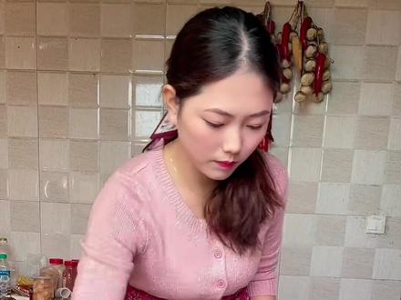 趁孩子们都上学去了,孩子爸也不在家,抽点时间给自己熬了个姜枣糖😄天冷了,每天冲上一块,喝着暖和
