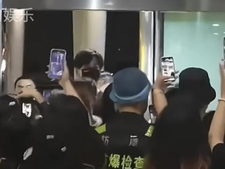 制止他们他们会脱粉,会认为被背叛,不制止他们,他们又到处招黑,偶像也不容易#上热门 #赵丽颖 #张凌赫 #肖战 #粉丝