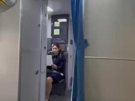 尊敬的空乘学员:
作为航空公司的一名空乘,您的责任不仅是为乘客提供优质的服务,还需要具备应急撤离的基本技能,以确保乘客在紧急情况下能够快速有序地撤离。
本视频将向您介绍航空公司的应急撤离程序,以及如何使用紧急设备,如:救生衣、救生筏、呼吸面罩等。同时,我们还将通过模拟沟通环节,向您展示如何与机组成员协同合作,保障乘客安全。
空中旅程中,每一位空乘都承担着保护乘客安全的重要任务。让我们一起认真学习本视频的内容,提高应对紧急情况的能力,为实现航空安全再创佳绩而努力!
祝您学习愉快!#成都文理学院