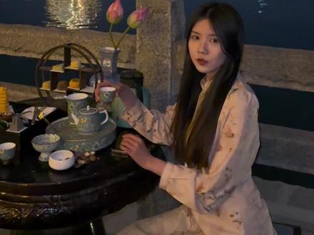 来济南总要去大明湖喝喝茶拍拍照,看看对面的超然楼吧~#春天总要去趟济南吧 #济南 #大明湖 #老舍笔下的济南 #济南必打卡之地