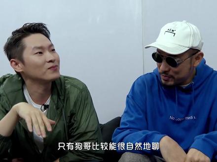 #我是唱作人 好想和#梁博 派对的#热狗 送的新专辑封面有点酷哦~你俩不能当着摄像机聊的话题到底是啥~?