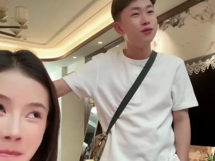 甜甜的两口子#狗宁#英俊暴 #分享直播精彩片段