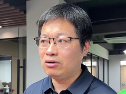 #斯诺克首位00后冠军背后保姆是浙江企业 22岁吴宜泽成首位“00后”斯诺克世锦赛冠军,原来托起冠军的“保姆”是浙江企业!今年1月,浙江康溪盛世体育用品有限公司和吴宜泽签约,为他提供全方位的保障,今年5月5日吴宜泽夺得世锦赛冠军。签约不到半年即夺冠,签约公司都直呼太意外!(中国蓝新闻记者谭涵 李璨 许勤;制作:沈哲如) #媒体精选计划