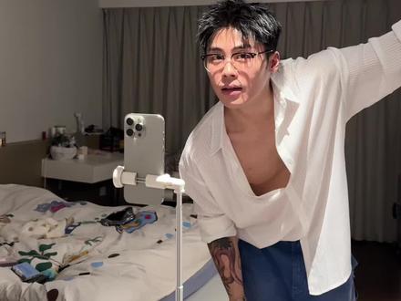 大晚上又在我房间跳舞 把自己给跳爽了