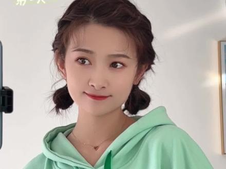 99天发型不重样之秋冬卫衣双丸子头!#发型教程 #编发教程 #今日发型