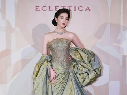 宝格丽米兰夜 刘亦菲鎏金高定美翻了 宝格丽米兰高珠晚宴三美同框!刘亦菲穿 Miss Sohee 鎏金高定国内首穿,24 小时两套高定,东方宫廷贵气拉满,金智媛清冷、朴雅卡张扬,各有韵味~
#刘亦菲宝格丽鎏金高定 #宝格丽米兰晚宴封神 #女明星红毯名场面 #高定礼服天花板 #欧美时尚 #名媛风