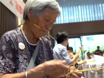 掐辫子比赛如火如荼!各位大妈火力全开 手速惊人!#比赛 #麦秆