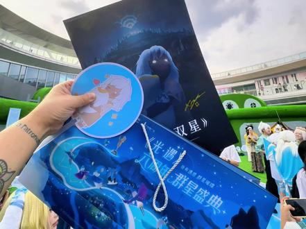 广州「光遇」庆典攻略❗8月的活动都整理好了~ 7.27日开始,广州变成了光遇之城!
「光遇」周年庆典活动在广州塔广场开始了。我把主题美陈布置、npc互动、光遇apm痛车和8月份每个周末的具体安排都整理好了,从7.27-8.17日,每个光遇玩家都能来互动:
🟣主题美陈
分别在广州塔广场的北中庭和南中庭:
①北中庭是玩家出生地「云巢」布置,NPC也集中出现在这边,8.17前的每个周末也会在这里有活动。
②南中庭是小海牛雕塑和双星动画的手稿等等展出。
③两个中庭中间室内也有美陈。
地铁apm光遇痛车
广州地铁apm线路,会有光遇痛车,在广州塔站下车就能到达广州塔广场。我试着等了一下,大概三趟车会出现一次光遇主题。
🔵8月光遇庆典活动
陈老师公布了8月份开始在这里的快闪活动(视频一分钟后开始),包括8.2-3号、8.9-10号、8.16-17号,会有三个不同主题的活动,尤其是最后一个周末大家可以留意一下。
📍「光遇」周年庆典活动.广州
广州塔广场
🕰7.27-8.17日
#光遇六周年群星盛典
#光遇广州塔 #光遇群星闪耀时 #光遇
#光遇广州塔