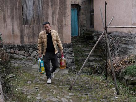 阿忠从躲债到主动还钱,从不管家到工资上交,他完成了蜕变! 看见伤口 → 骂骂咧咧但温柔换药,债主上门 → 拦住艳子自己解决,手受伤 → 抢过菜刀我来做!这可能就是百日赌约以来阿忠的改变!#乡村生活 #我的乡村生活 #百日赌约 #短剧 #夫妻日常