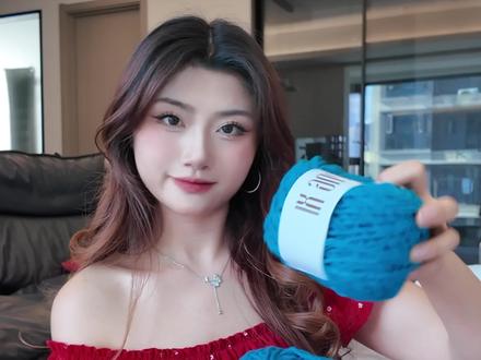 3小时搞定 一款超靓丽的水母帽【附教程】 红色水母钩织帽
钩针:4.0 材料包/线材:@Chengxi城西手作
T:中长针 F:长针 FV :长针加针
🧶帽子主体部分:
R1:环形起针12F(开始的3个辫子针不算一针)
R2:12FV
R3:12组(F.FV)
R4:12组(F.FV.F)
R5:12组(3F.FV)
R6:12组(2F.FV.2F)
(想要帽子更大一点可以这里再加一圈)
R7-10:(3个辫子针算一个F)第一个F洞里再钩织一个F,空一针不钩,下一个洞里钩织2F
……循环钩织
R10-R17:10圈的最后一针处不引拔,翻转片织……循环钩织到R17 (钩织时可以手松一点帽子会更好看)
🧶帽边花样部分:(2ch.T.2F),空两针,(2ch.T.2F)……循环钩织
🧶流苏部分:参考材料包视频教程
#钩织水母帽 #钩织水母帽图解 #手工针织 #钩织帽子 #手工针织