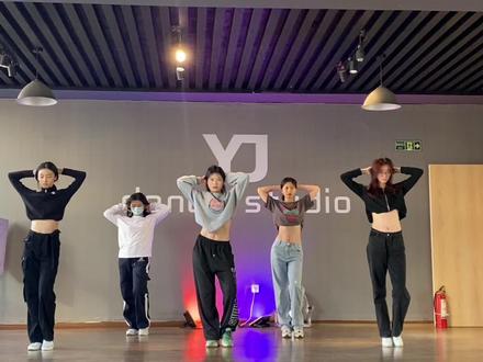 洗脑的呜啦啦嘿~。 有几个动作有点赶啊不太干脆😂🙃#橙子编舞 #爵士 #翻跳