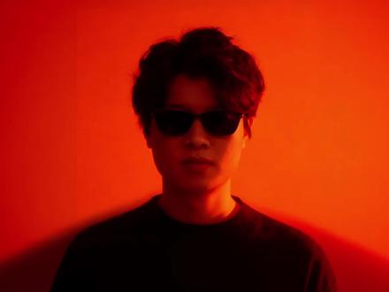 3步复刻爆款视频!Seeddance2.0强在哪里?
仅需三步,第一步,将自己的照片变成影视风格的照片,第二步,上传自己的影视风格图片为视频提供思路,第三步,提取视频关键提示词与风格词,然后输出视频!本视频一系列人物都由作者照片AI生成的人物角色来演绎!#科技下一站 #AI创作者浪潮计划 #即梦ai #Seedance2.0 #AI视频