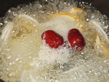 甲流恢复期咳嗽总不好,来给孩子试试这碗润肺止咳汤,不管是预防感冒还是感冒初期,都可以煮给孩子喝#秋冬少不了白萝卜雪梨汤 #润肺止咳汤 #白萝卜雪梨皮煮水的功效 #甲流预防 #流感必备