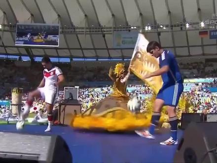 【夏奇拉献唱2014巴西世界杯闭幕式】Shakira - La La La 2014