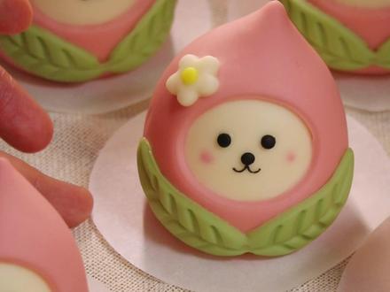 把春天的桃子🍑揉成这只粉嫩的春桃小熊馒头
春日里的粉桃子结合白胖胖的自嘲熊,粉粉嫩嫩的桃壳裹着软萌的小熊,颜值和口感都在线❗奶香奶香的奶黄馅,蒸出一笼春天的甜意和温柔,大人和小朋友应该都会喜欢~
〰️〰️〰️〰️〰️〰️〰️〰️〰️〰️
🧡食材
▪️奶黄馅:
鸡蛋3个
牛奶150g
淡奶油65g
低筋面粉45g
奶粉50g
澄面40g
细砂糖55g
黄油45g
▪️面团:
中筋面粉300g
牛奶130g
酵母1g
细砂糖15g
〰️〰️〰️〰️〰️〰️〰️〰️〰️〰️
✅Tips
❶近来天气温度上升,室内湿度也比较高。不同面粉的吸水性不同,大家根据实际情况减少水量,不然面皮太软做出来的造型不太立体
❷馅料可以根据自己喜好随意更换哦
#卡通馒头 #桃子熟了 #自嘲熊 #春天的色彩 #花样面食