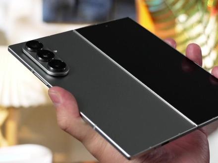 别再羡慕修图大神! Galaxy Z Fold7 这波藏得太深了!
谁能想到折叠屏旗舰还自带 “魔法修图”?聚餐合照里的路人甲、风景照里的垃圾桶,只要轻轻一点,AI 自动帮你 “隐身”,发圈再也不用纠结 P 图半小时。