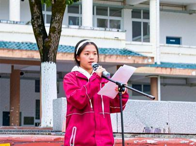 咸丰一中第十六周国旗下讲话 跌倒了别怕,每一次爬起都让脚下更坚实✨ 挫而不馁,是青春最酷的姿态;勇毅笃行,让梦想在坚持中绽放光芒!🇨🇳 #国旗下的讲话 #成长正能量 @天高任鱼跃!