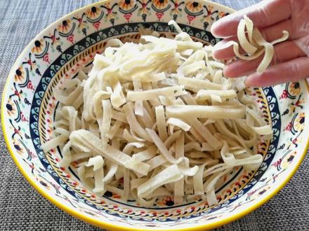 豆丝倒进锅中,做法简单,出锅就是湖北特色美食,营养又美味#豆丝 #湖北特产美食 #我要做爆款 #武汉许愿台