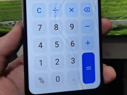 #荣耀play5T #手机更换外屏 #荣耀手机换屏 #抖音记录修理工的日常 #手机店日常 今天更新的是一台荣耀play5T更换外屏的教程,其实外屏碎了,屏幕内有黄斑也不用慌,这种LCD或者TFT材质的屏幕,屏碎受到挤压之后就会容易造成这种现象,基本上换好外屏之后就解决了.