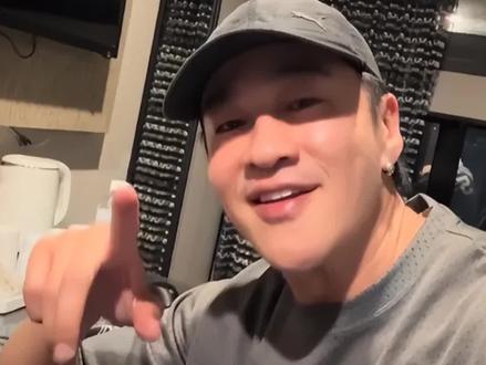 50岁何润东近况曝光!与美女林佩希相爱19年,尽情享受丁克生活