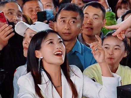 山东尧妹勇闯唐艺大舞台网友直呼“砸场子”来了#神级现场 #音乐现场 #户外唱歌 #唐艺 #唐艺大舞台