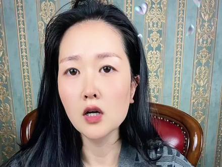 拿了抚养权,却要不回孩子?这3个法律点一定要懂 着空蛋糕唱生日歌的妈妈,让人心碎。
法院判了抚养权,却连孩子的面都见不到,这不是妈妈的失败,而是很多人对抚养权的法律误区。
别再以为“谁抢到孩子谁就赢了”!2025年婚姻家事新规明确:故意抢夺藏匿孩子,直接推定不适宜抚养。
遇到孩子被抢藏,别慌!3步维权流程教你固定证据、申请执行、追究对方责任。
愿每一个孩子都不用在父母的争夺里流离失所,也愿每一位妈妈都能守住孩子。
#紫丝带妈妈 #抚养权纠纷 #离婚维权#婚姻家事律师 #法律科普 @看看新闻Knews @紫丝带妈妈公益组织