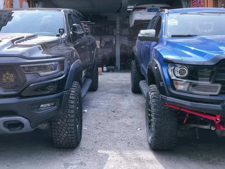 中兴威狮1949与道奇霸王龙对比,底盘改装全用了很多锻料#霸王龙#中兴威狮1949 #越野车改装