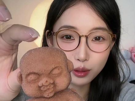 网红娜塔莎软糖,感觉还是娃娃可爱点,吃起来有点劣质了#满级吃商通关赛 #娜塔莎软糖 #网红零食 #爱吃食物的女孩子 #测评