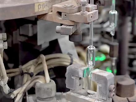 韩国汽车大灯灯泡厂,灯泡批量生产过程。