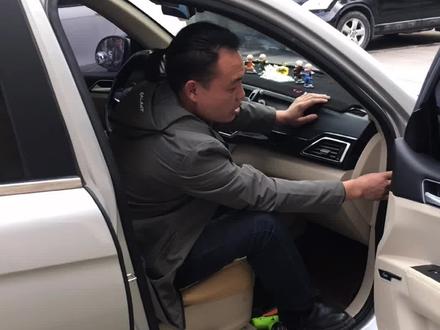 众泰大迈X5车主升级一套音响,分享一下拆主机的方法和过程。