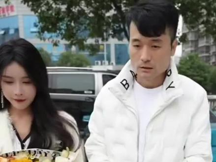 银人阿少三年前还是公司老板,因为生意失败妻子离他而去,因为负债,债主一时冲动杀害了他的父母和孩子!如今靠着惊人的毅力扮演银人还债走红全网~可惜到现在还是没办法打开心扉接受新人~哎,实在令人唏嘘!忍不住用他的照片做成励志壁纸,实在太好看啦!希望他早日打开心扉过上幸福的生活~#励志壁纸#可以换照片改姓氏的壁纸
