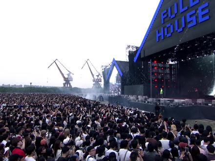 #Fullhouse满堂音乐节 2023 五一·南京 回顾
#满堂LIVE现场# 之 @GALIGALIGALI 《屠宰室》
波光粼粼的“海面”闪动着红色的危险信号,暗藏的危机在涌动,也蕴含无限生机。
GALI清晰而不失质感的快嘴一路铺开,是无畏的战士在冲锋,循序渐进的压迫感袭来。
他虔诚地张开双臂,与神对话,芯竹空灵的旋律转入,像是远处的精灵吟唱,一股来自海上的神秘感与坚定的力量随之浮现。
恍然间,像乘上误入海底峡谷的潜水艇,在一路磕磕绊绊后忽地闯入古老深邃的亚特兰蒂斯。
海洋之子为你揭开了亚特兰蒂斯弱肉强食的面纱,仿佛能看见一台台时刻高速运转的绞肉机。在“相信”的打破与重塑中,这片海域最终只剩下他杀死绝望的信仰。
“这是百米接力,终点我拼了命的接近”。
通往神圣之光的旅程,不需要别人的理解或见证。毕竟,在满堂,你一直在我们周围,“光一直在我们周围”。#GALI #音乐节 #音乐节现场