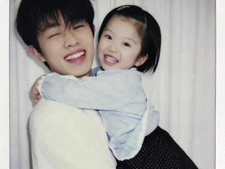 你不记得了吗,我小时候抱过你 和女朋友小时候小时候合照拥抱ai指令教程来啦!#豆包ai #豆包P图已经nextlevel了 和男朋友合照 和女朋友拥抱ai指令教程,豆包ai指令#豆包指令 #翻旧照#情侣