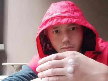 退役老兵,坚持不懈,一手老茧,百炼成钢,练练寸拳寸劲,硬对硬的练,腰马合一,力量集中一点,爆发而出 ,