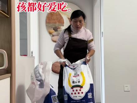 红薯🍠2斤,糯米400克-500克(🉑放少许粘米粉四比一,五比一都可以),具体用量根据红薯含水量调整。白糖100克(根据个人喜甜度增减,红薯甜的话可以少放些)。红薯洗干净 去皮,切成薄片或小块,这样更容易蒸熟。大火蒸个约 15-20分钟,直到用筷子能轻松戳穿就是熟了。蒸熟的红薯趁热倒入一个大盆中。趁热加入白糖,用勺子或擀面杖将红薯压成细腻的泥状。将糯米粉分多次少量地加入到红薯泥中。用筷子搅拌,待稍凉后直接上手揉搓,直到形成一个光滑、不粘手的面团。(炸的时候不要🙅大火 ,否则外面糊了里面还没熟 ,耐心用中小火慢煎 。)#美食制作 #新鲜出炉 #传统小吃 #手工美食 #小时候味道