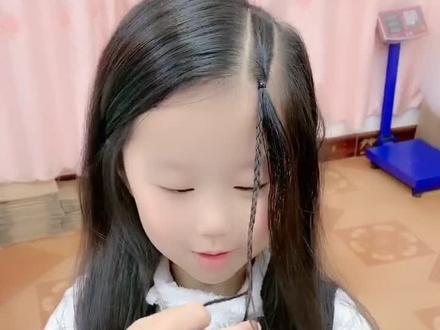 7岁女童自己动手编头发,在也不用担心妈妈剪我头发了#儿童真人编发教程