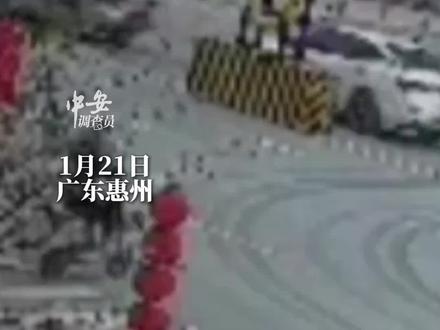 1月21日广东惠州,广东惠州违规设置限高架,货车刮蹭到限高架,导致砸死人,记者询问工作人员,遭撒谎躲避。(编辑:小yu)投稿邮箱:3882124142@qq.com;更多视频点击关注@中安在线