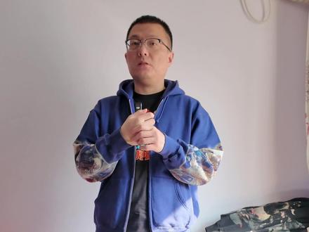 Supreme FW25 Week18介绍
本周是Supreme和两大品牌的合作联名
一个是Marmot户外品牌的联名,另外一个就是大家期待了十八周才出的迈克杰克逊系列联名
1.本周的联名拉链卫衣方面,很多人说这次版型偏短,其实也就和去年的斩蛇系列卫衣长度一样,本人175 80公斤这次视频里面穿的是m尺码,有一说一我个人还是觉得短一点的,因为自己的体重属于胖的一类,穿L会更合适一点。而偏瘦的人比如173-175的男生女生穿M一点问题都没有
2.迈克杰克逊的裤子,这次个人喜欢裤子更多余衣服,因为印花面积的原因,以及平时喜欢穿短裤打球,所以对这条裤子更热爱一点,个人推荐男生穿短裤可以买大一点,短裤过膝盖才更好看
3.灯芯绒衬衫,这件衣服虽然官网还没卖光,个人特别喜欢灯芯绒系列的衣服裤子,穿着起来舒适,加上本次的迷彩设计,让一般纯色的灯芯绒衣服更多了一些色彩
4.biglogo大冷帽
这种大冷帽每年都会有,第一次买的时候还是看「向往的生活」里面刘宪华带,当时2018年就买了红色和黑色,去年又买了粉色,今年又买了好几个配色,特别是今年的snow camo配色以往从来没有推出过,个人十分期待,这种大logo冷帽对头大人士超级友好,五星推荐!
#Supreme
#Supreme上海
#Supreme25FW
#Supreme新品
#Supreme联名